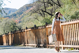青年女人拿着行李箱旅