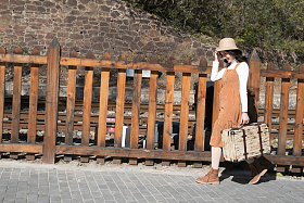 青年女人拿着行李箱旅行图片