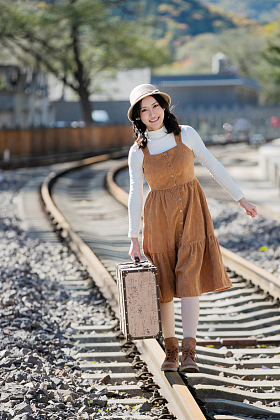 青年女人在铁轨上行走