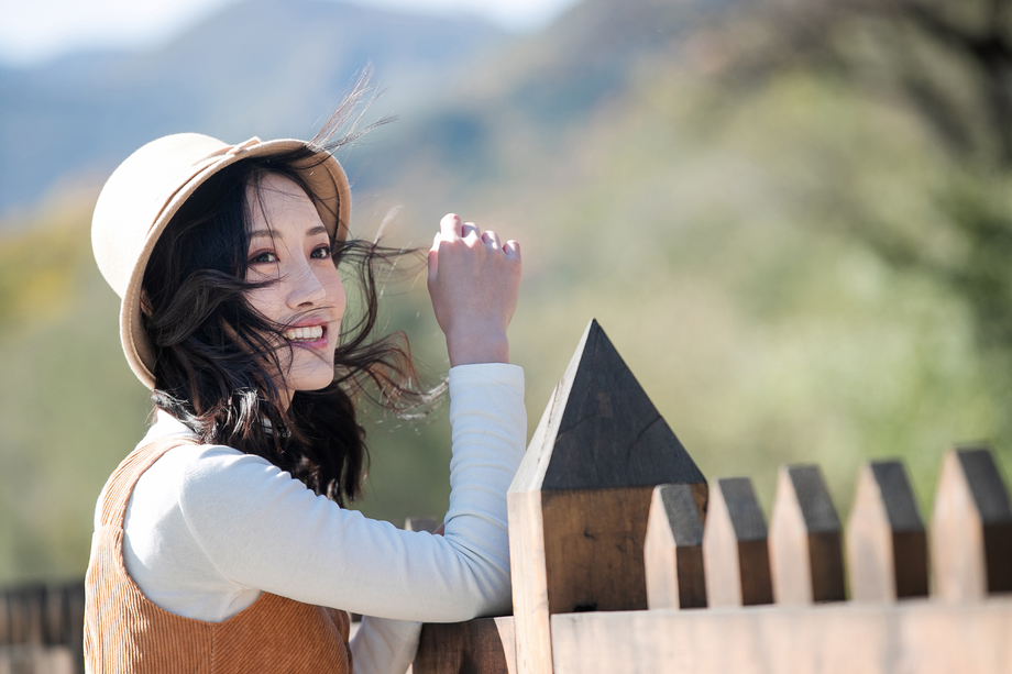 戴帽子的青年女人照片
