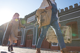 青年闺蜜拿着行李箱旅行照片