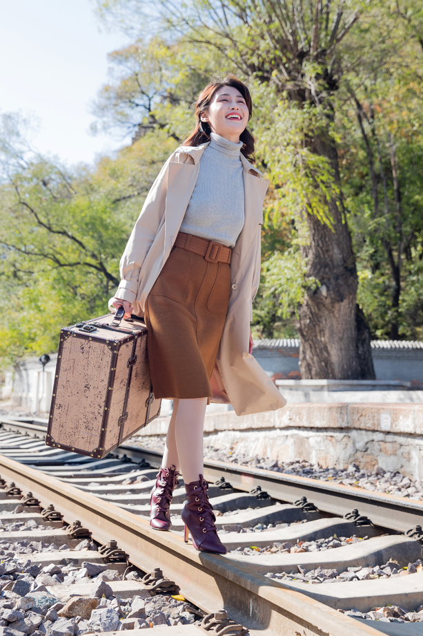 青年女人走在铁轨上