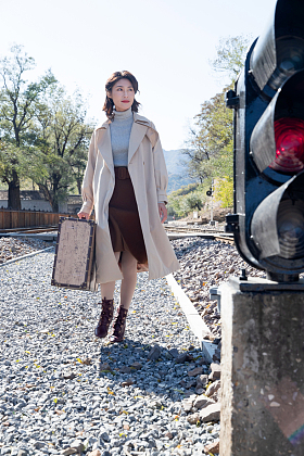 青年女人走在铁轨上