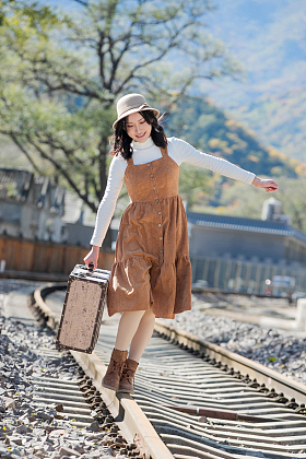 青年女人在铁轨上行走图片