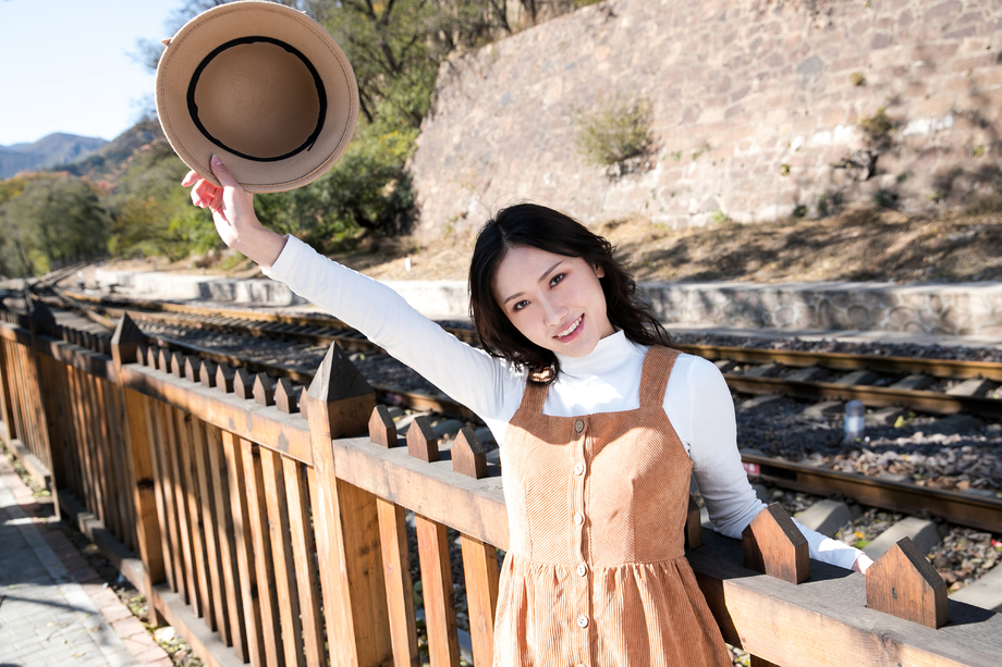 拿着帽子的青年女人