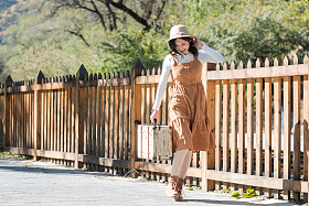 青年女人拿着行李箱旅行图片