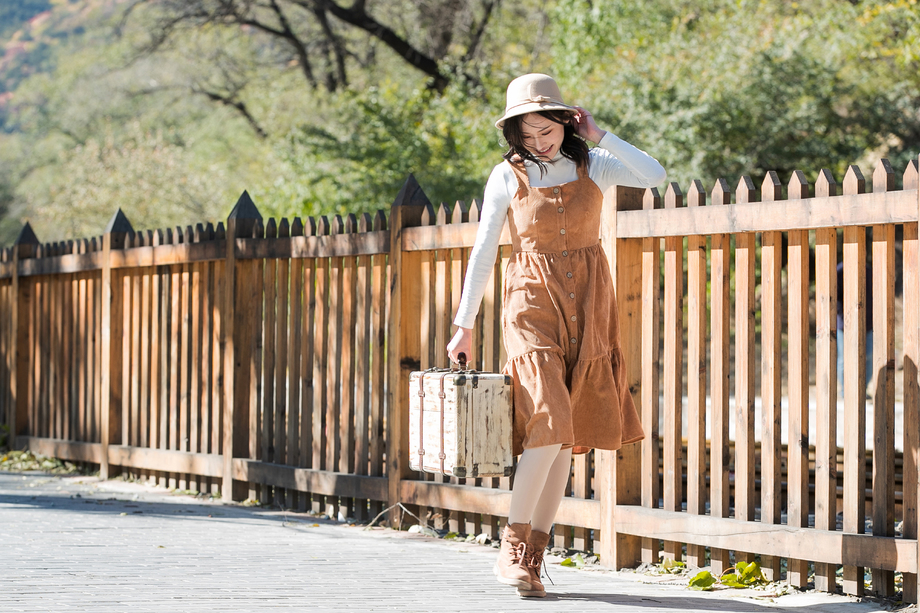 青年女人拿着行李箱旅行图片 青年女人拿着行李箱旅行图片
