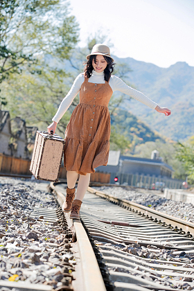 青年女人在铁轨上行走