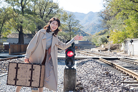 青年女人站在铁轨上