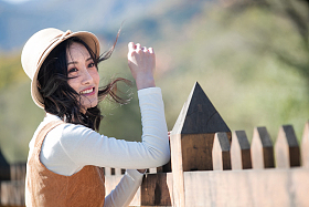 戴帽子的青年女人图片