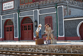 青年闺蜜站在火车站站台上