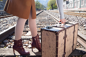 青年女人拿着行李箱旅