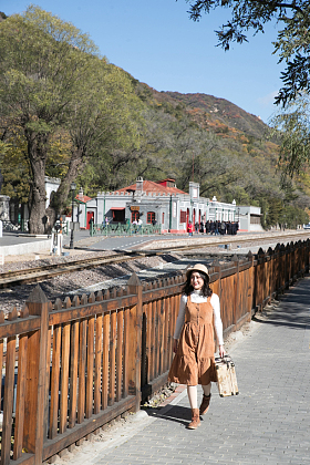 青年女人拿着行李箱旅行图片