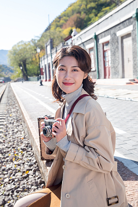 旅行的青年女人拿着照相机照片