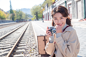 旅行的青年女人拿着照相机
