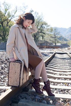 青年女人坐在铁轨旁边