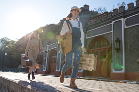 青年闺蜜拿着行李箱旅
