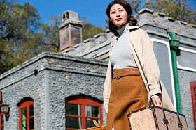 青年女人拿着行李箱旅