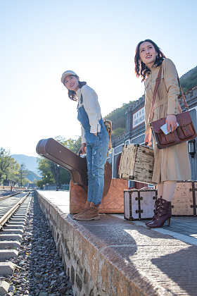 青年闺蜜在火车站站台