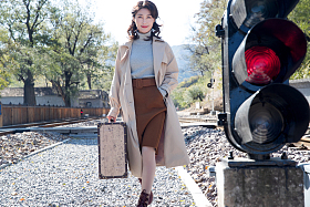 青年女人走在铁轨上