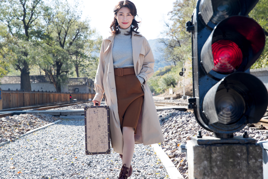 青年女人走在铁轨上 青年女人走在铁轨上