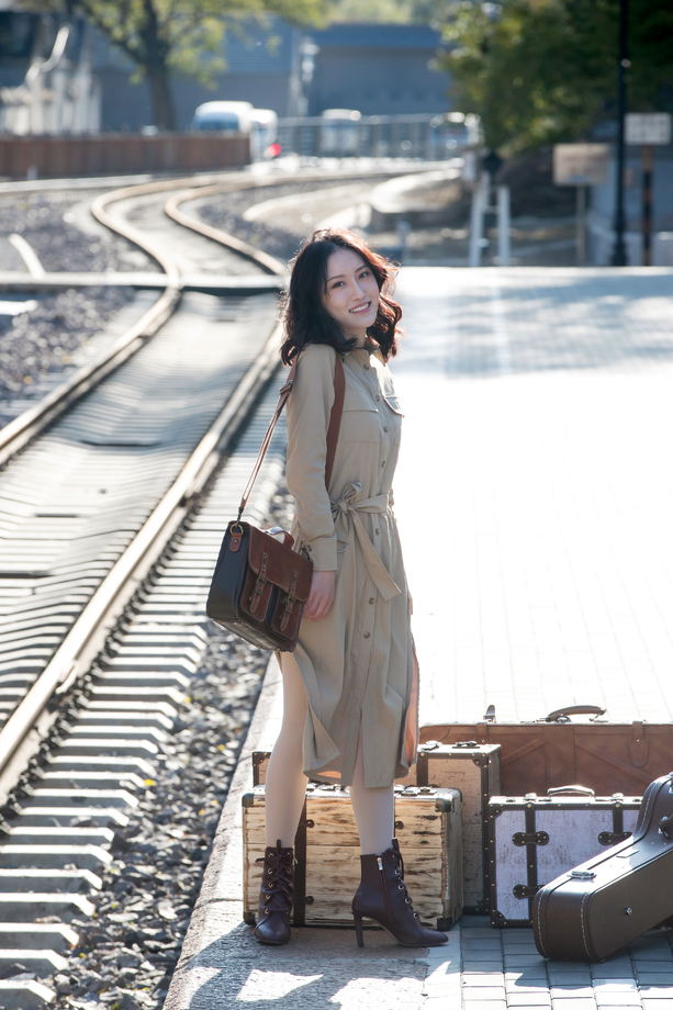 青年女人站在铁轨