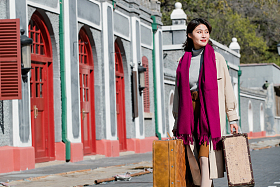 青年女人拿着行李箱旅行图片