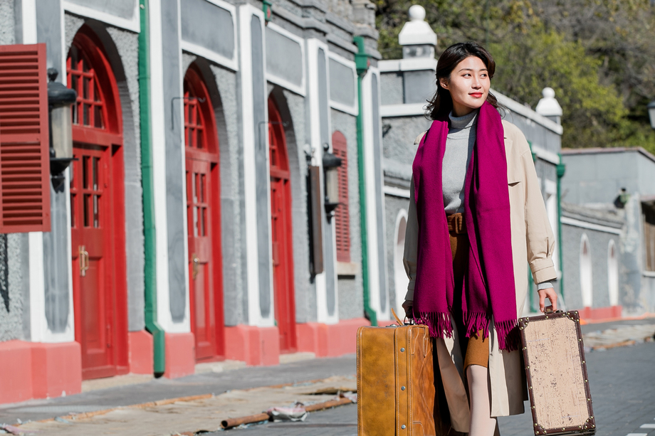 青年女人拿着行李箱旅行图片 青年女人拿着行李箱旅行图片