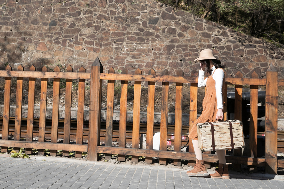 青年女人拿着行李箱旅行图片 青年女人拿着行李箱旅行图片