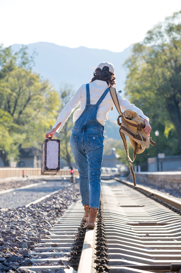 青年女人徒步走在铁轨上 青年女人徒步走在铁轨上