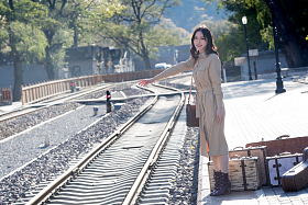 青年女人站在铁轨