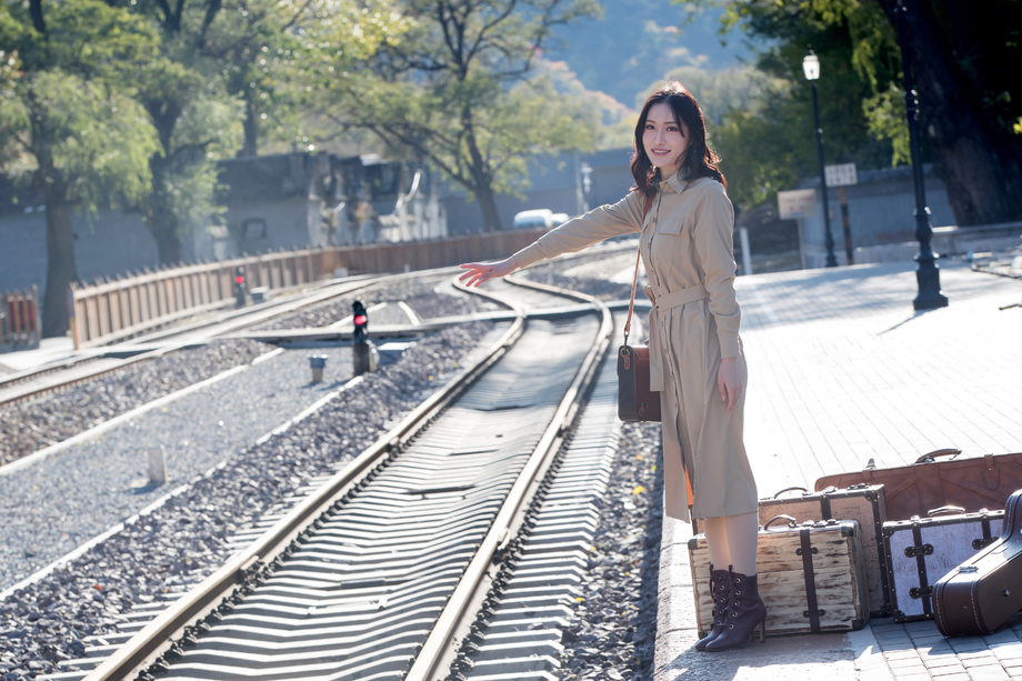 青年女人站在铁轨 青年女人站在铁轨