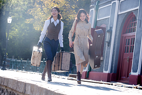 青年闺蜜拿着行李箱旅