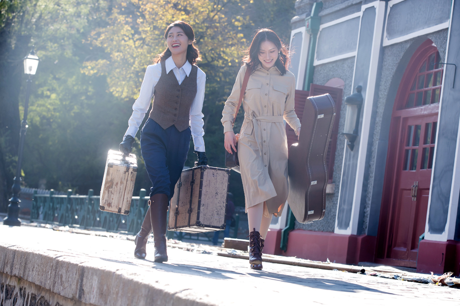 青年闺蜜拿着行李箱旅 青年闺蜜拿着行李箱旅