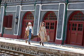 青年闺蜜拿着行李箱旅行照片