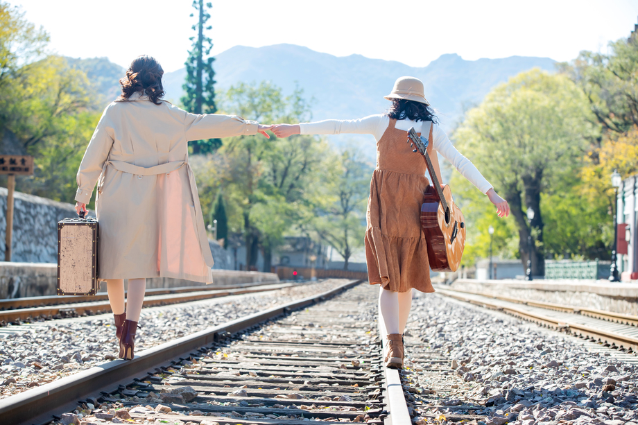 青年闺蜜手牵手走在铁轨上 青年闺蜜手牵手走在铁轨上