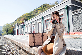 旅行的青年女人拿着照相机