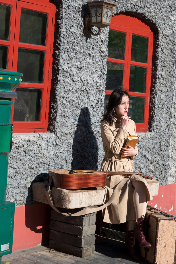 青年女人坐在火车站站台上看书 青年女人坐在火车站站台上看书