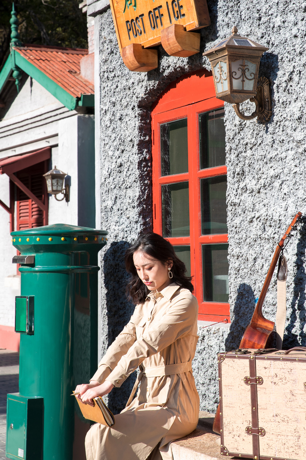 青年女人坐在火车站站台上看书 青年女人坐在火车站站台上看书