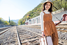 青年女人在铁轨上行走图片