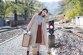 青年女人站在铁轨上