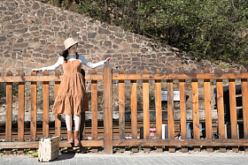 青年女人拿着行李箱旅行图片