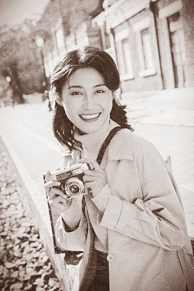 旅行的青年女人拿着照相机照片