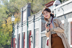 旅行的青年女人拿着照相机图片