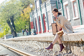 旅行的青年女人拿着照相机照片