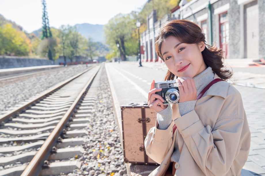 旅行的青年女人拿着照相机图片 旅行的青年女人拿着照相机图片