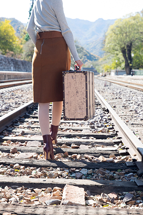 青年女人拿着行李箱旅行图片