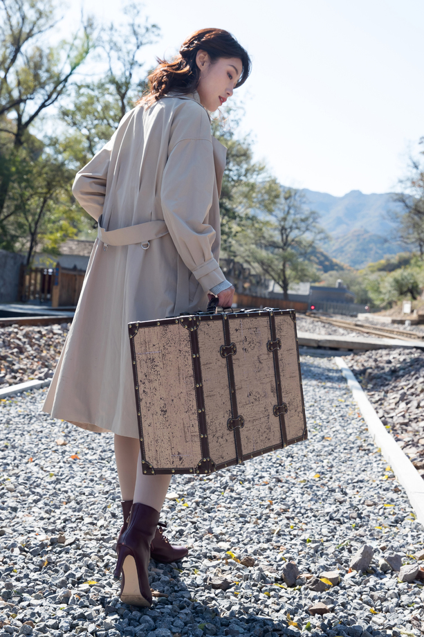 青年女人走在铁轨上