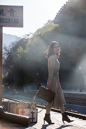 青年女人站在铁轨