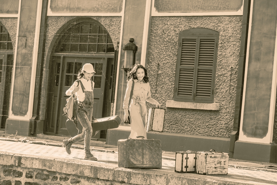 青年闺蜜拿着行李箱旅 青年闺蜜拿着行李箱旅